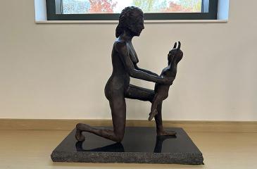 Bonding bronze statue